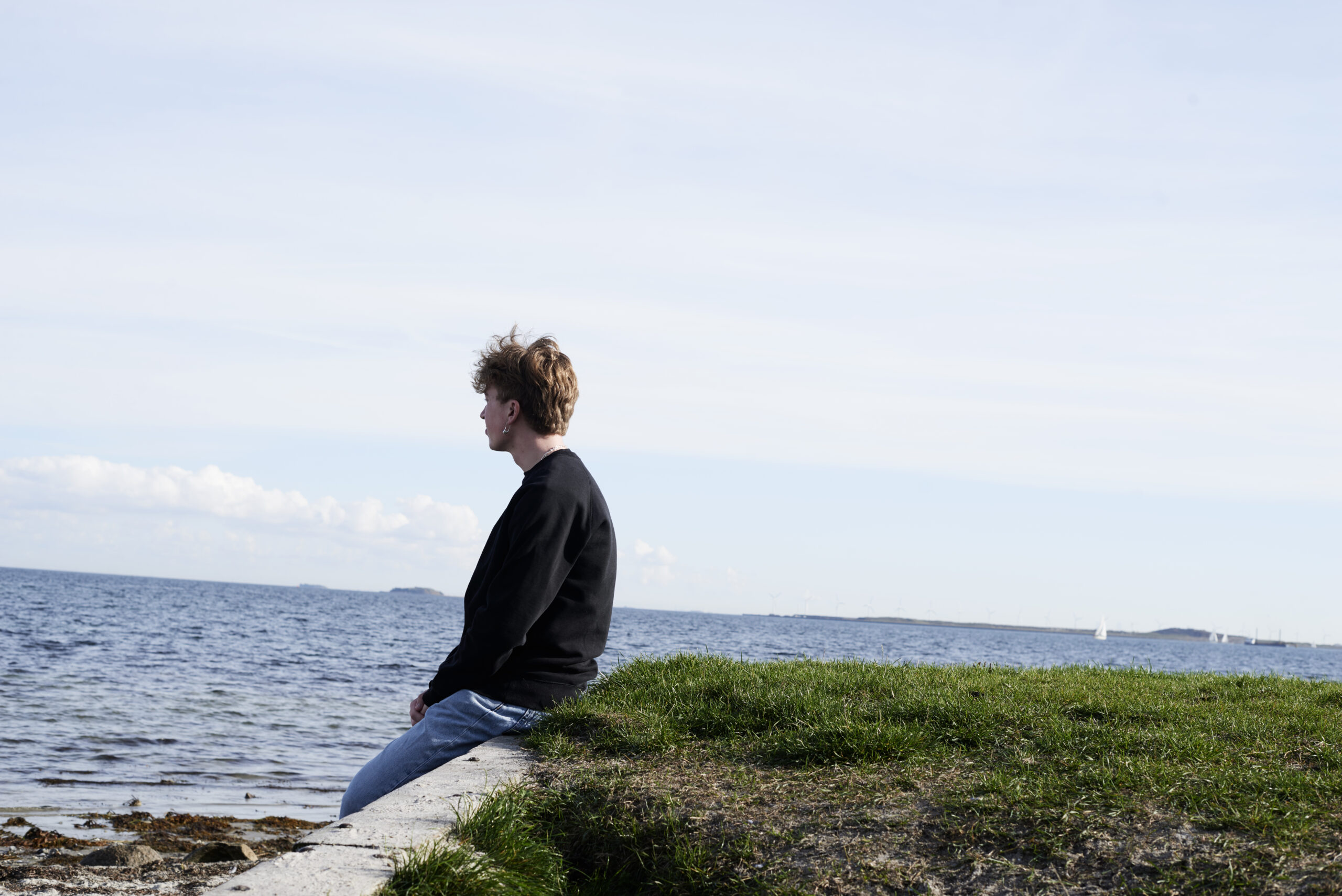 Ung dreng kigger ud over havet